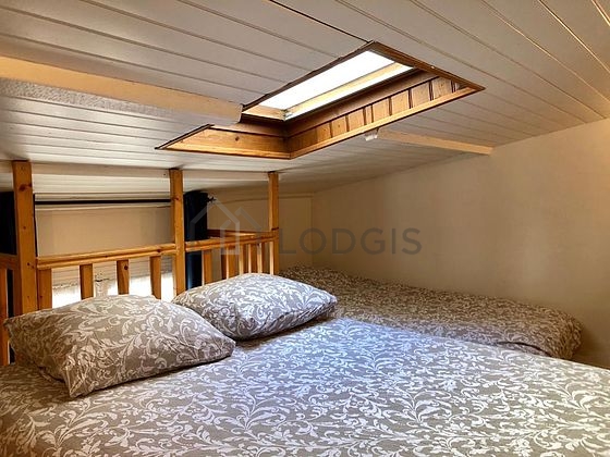Chambre avec fenêtres