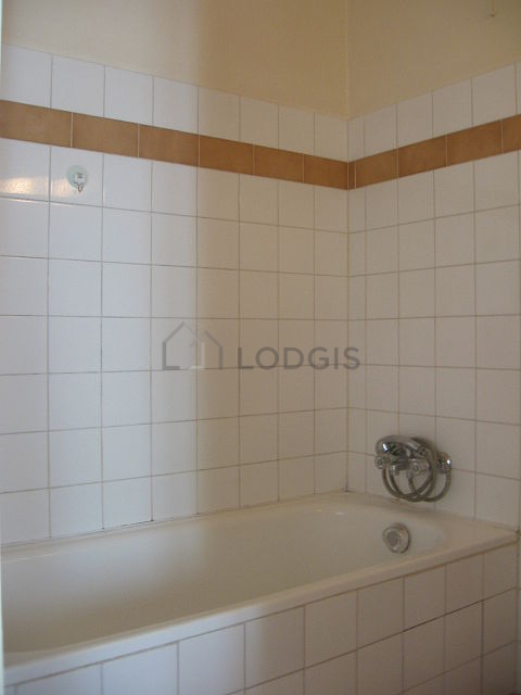 Salle de bain avec du carrelage au sol