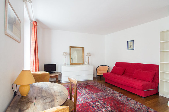Salon avec du parquet au sol