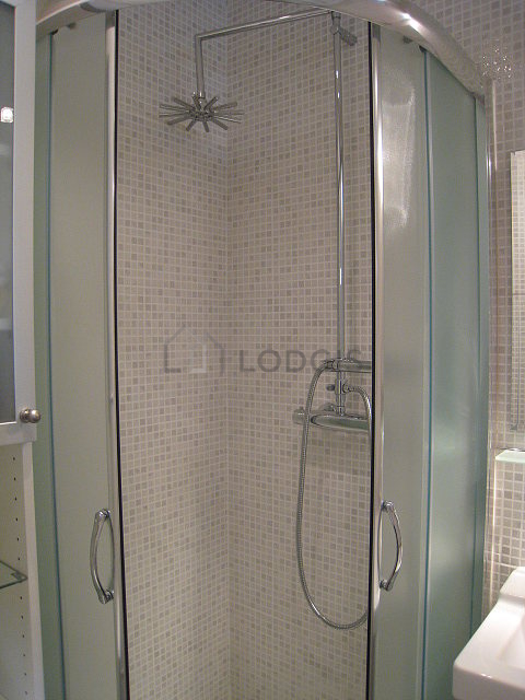 Agréable salle de bain avec fenêtres et de la moquette au sol