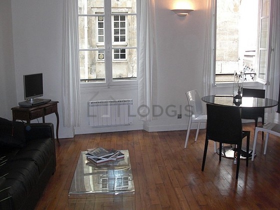 Salon avec du parquet au sol