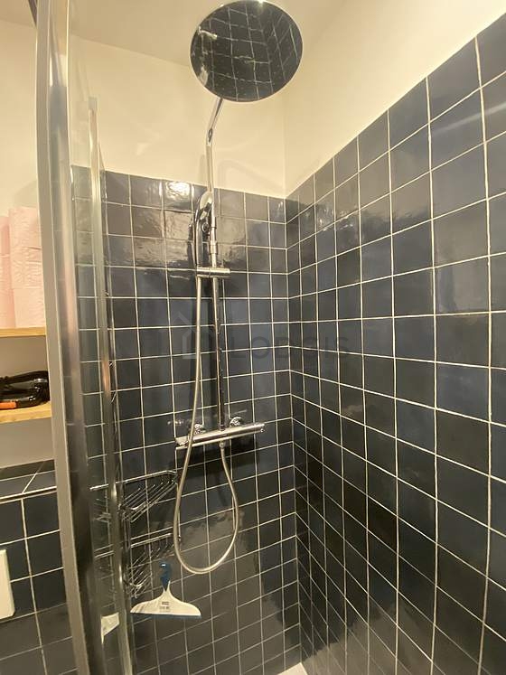 Salle de bain équipée de serviettes de bain