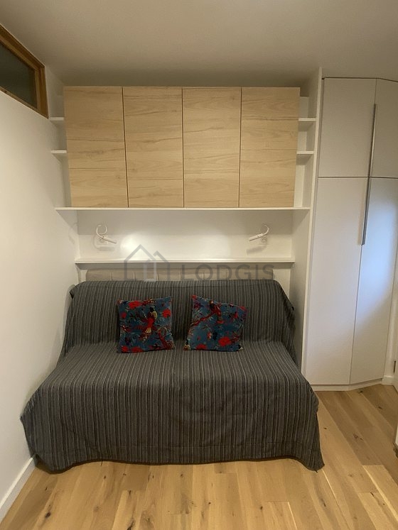 Salon de 12m² avec des tomettes au sol