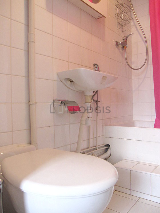 Beautiful and bright bathroom with tile floor