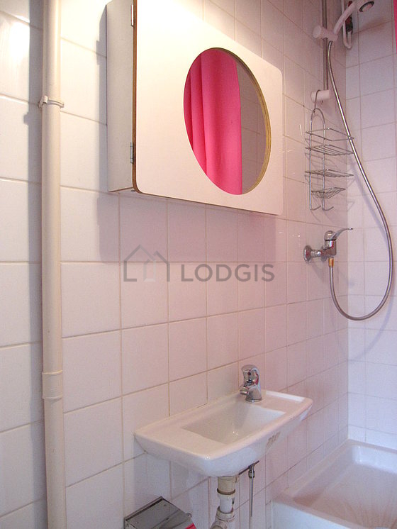 Salle de bain équipée de serviettes de bain