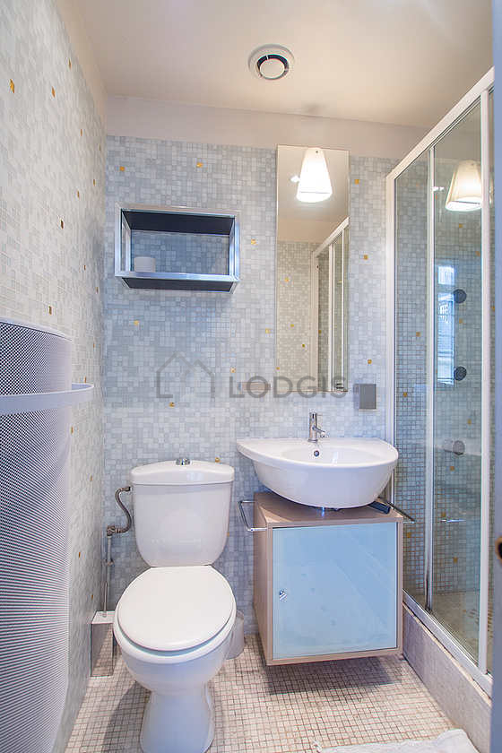 Belle salle de bain avec du carrelage au sol
