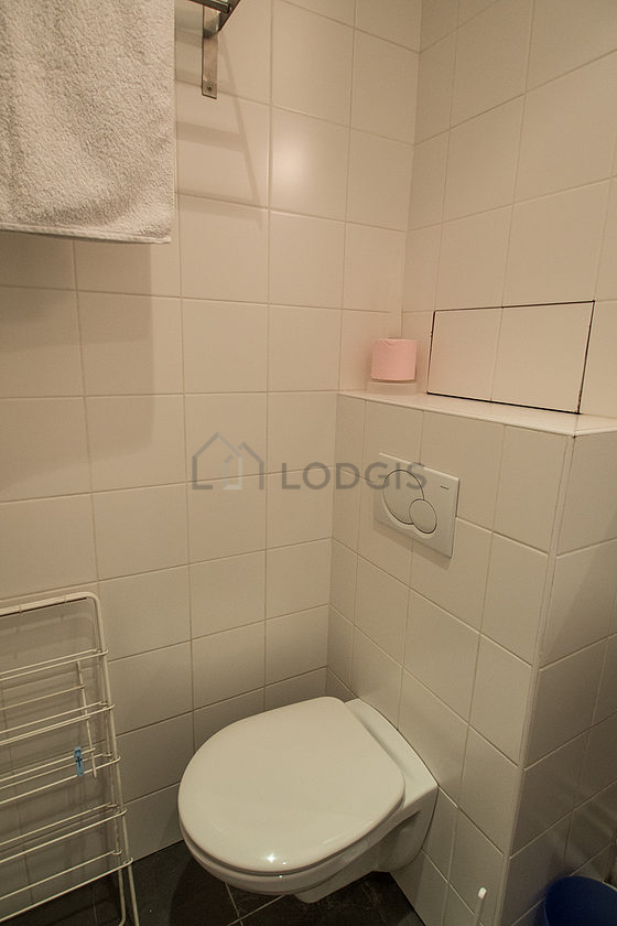 Belle salle de bain avec du carrelage au sol