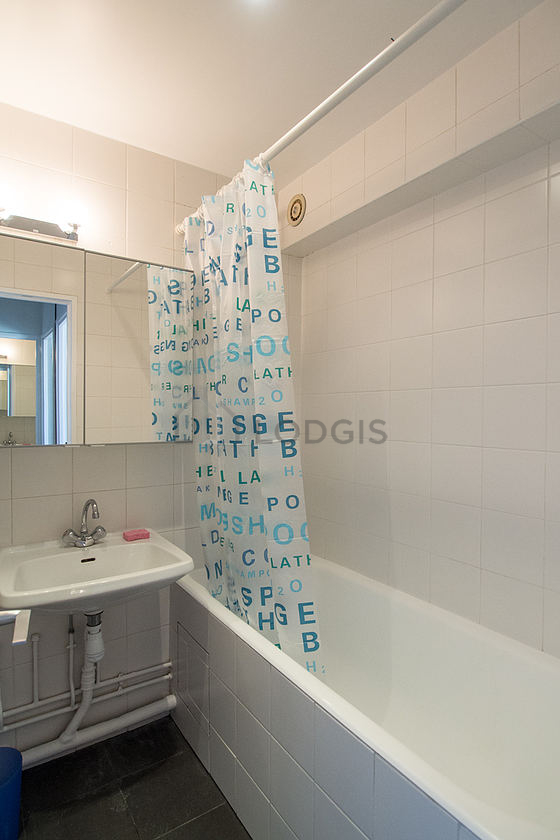 Salle de bain équipée de serviettes de bain