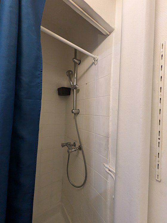 Salle de bain équipée de serviettes de bain