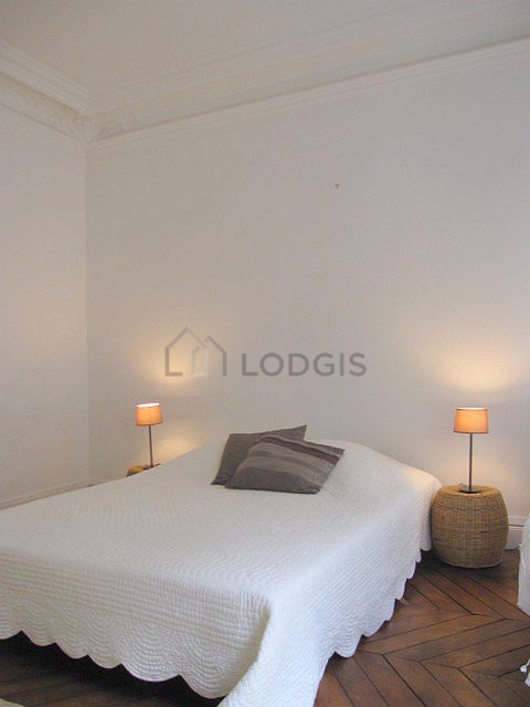 Chambre de 10m² avec du parquet au sol
