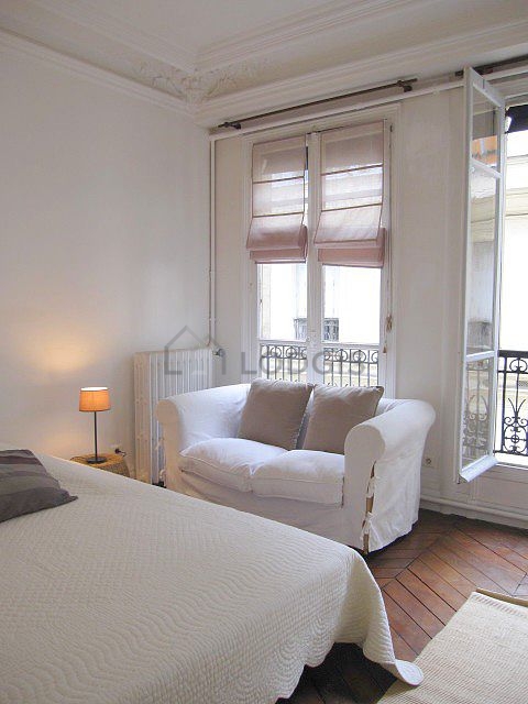 Chambre avec fenêtres donnant sur cour