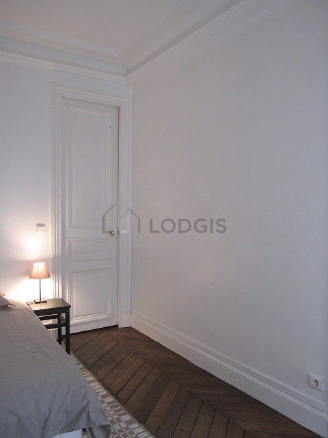 Chambre avec fenêtres donnant sur cour