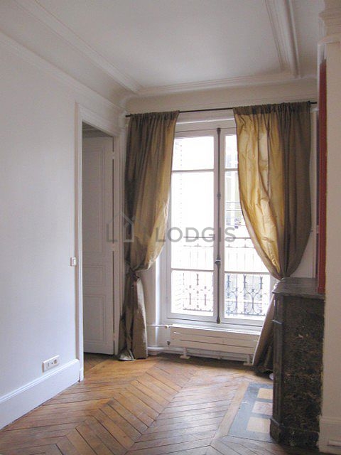Chambre de 12m² avec du parquet au sol