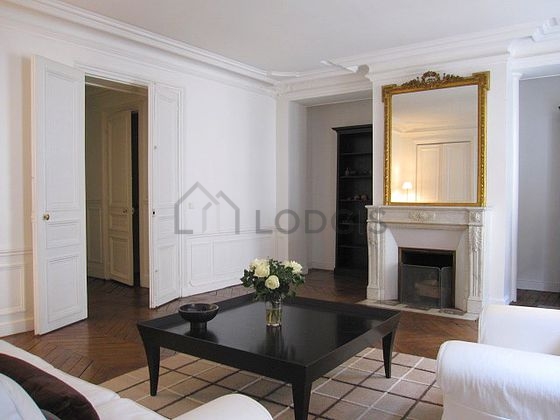 Grand salon de 27m² avec du parquet au sol