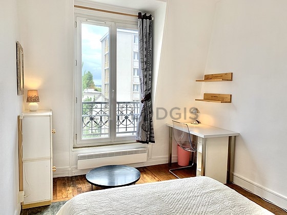 Very bright bedroom equipped with desk, wardrobe, 1 chair(s)