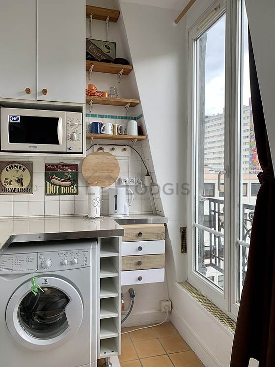 Kitchen equipped with washing machine, refrigerator, freezer, extractor hood
