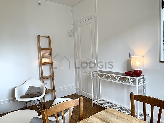 Living room of 12m² with wooden floor
