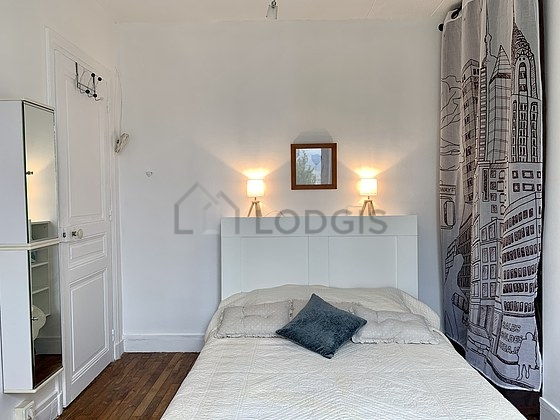 Chambre de 12m² avec du parquet au sol