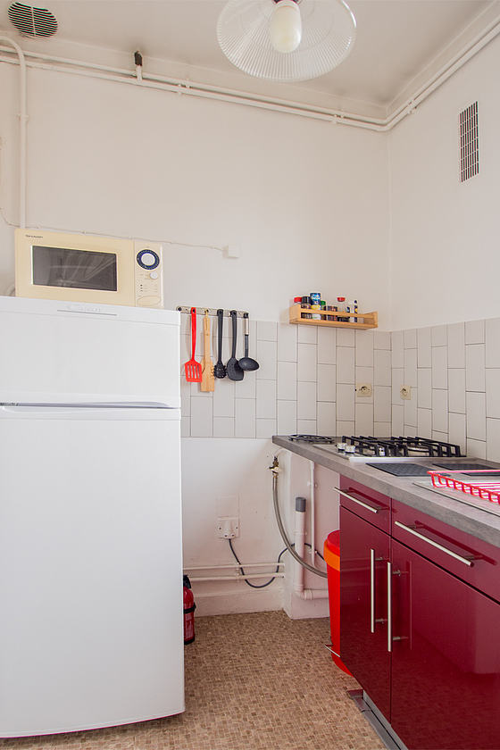 Cusine lumineuse avec fenêtres double vitrage donnant sur rue