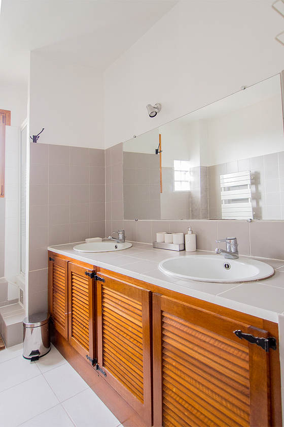 Salle de bain équipée de serviettes de bain