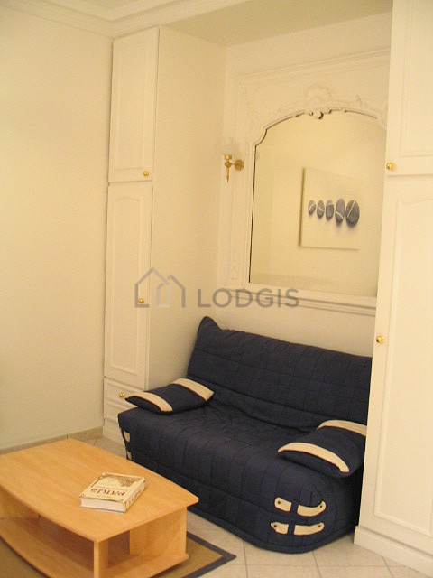 Living room of 16m² with tile floor