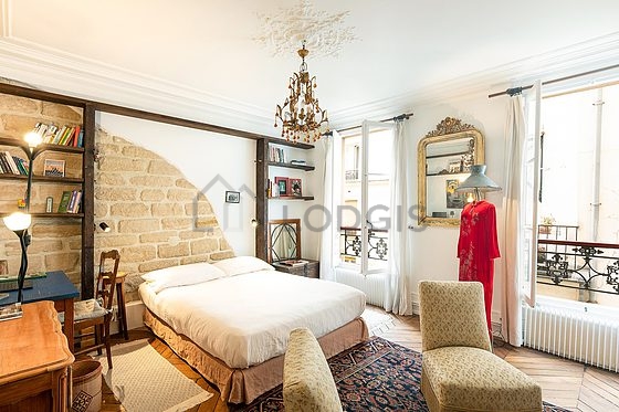 Bedroom of 17m² with wooden floor