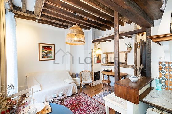 Séjour avec fenêtres donnant sur rue