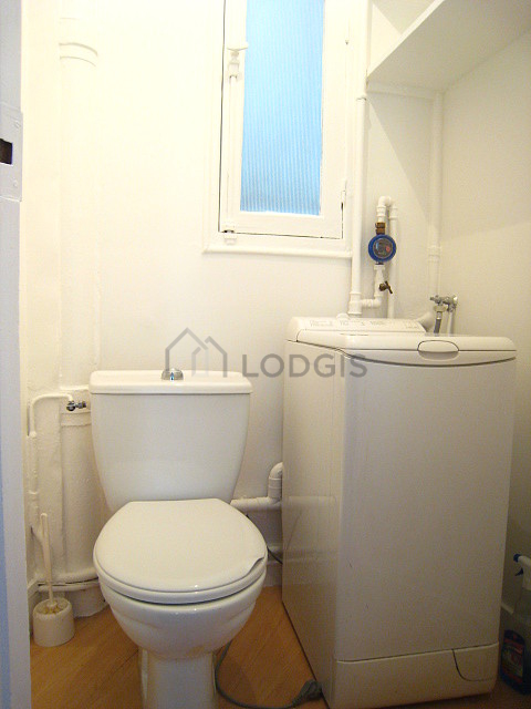 Toilettes indépendantes de la salle d'eau
