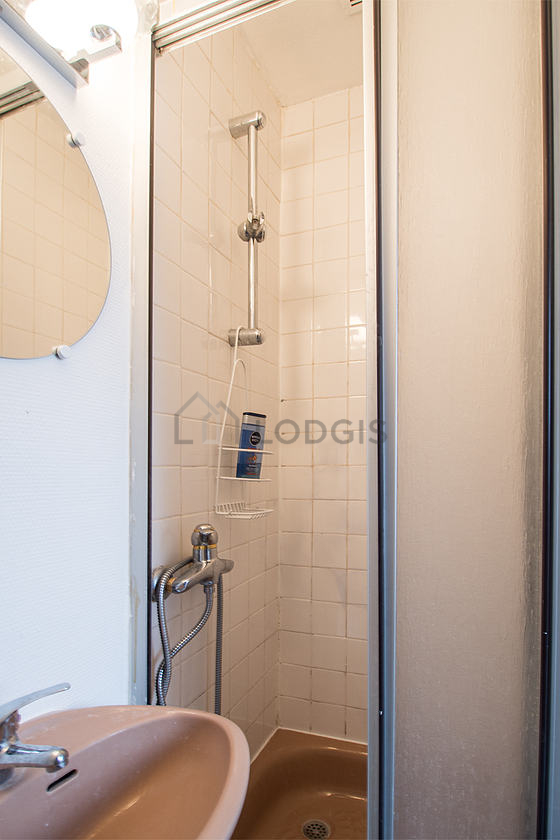 Bathroom equipped with bath towels