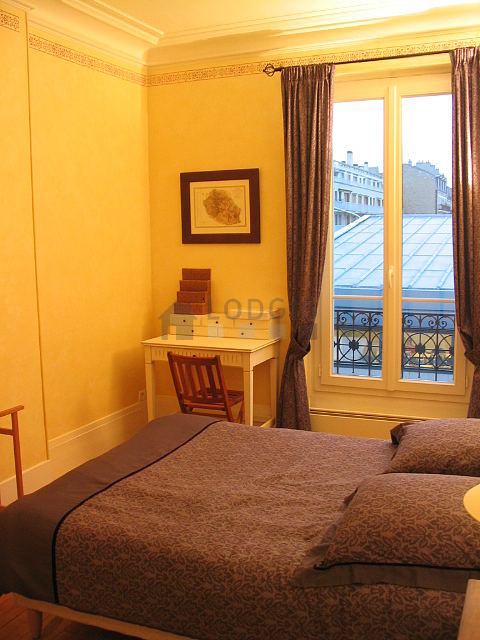 Chambre de 15m² avec du parquet au sol