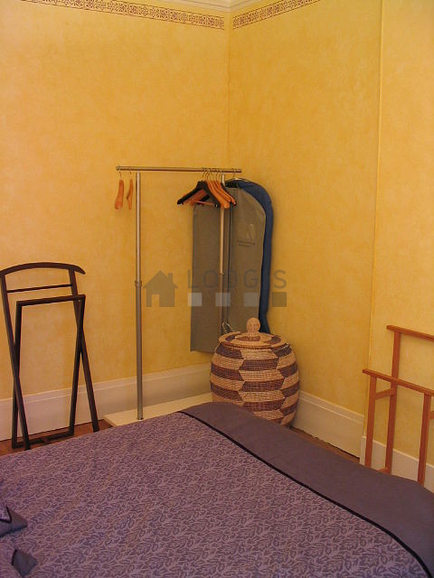 Chambre avec fenêtres double vitrage donnant sur rue