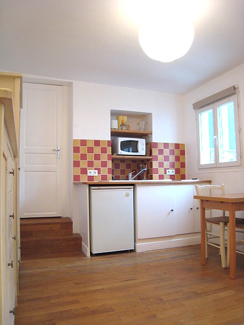 Belle cuisine avec du parquet au sol