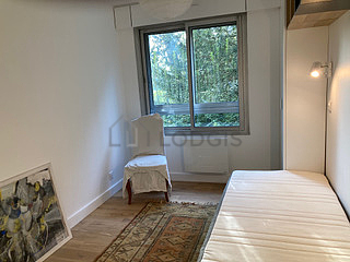 Bedroom of 10m² with the carpeting floor