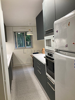 Cuisine de 12m² avec du carrelage au sol