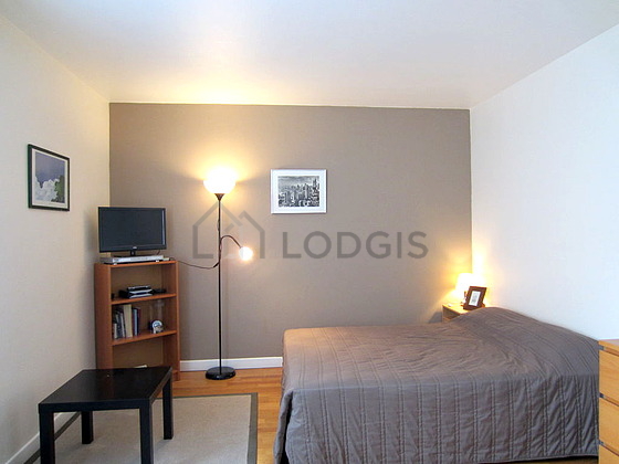 Séjour avec fenêtres double vitrage donnant sur rue