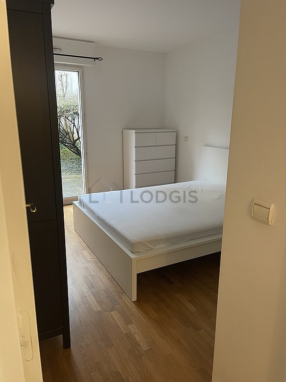 Chambre avec fenêtres double vitrage donnant sur jardin