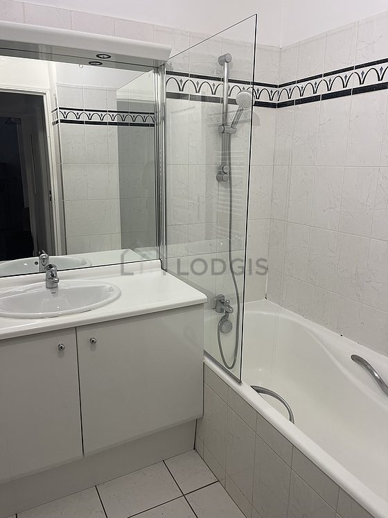 Belle salle de bain avec du carrelage au sol