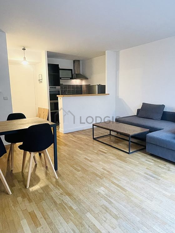 Séjour très calme équipé de télé, lecteur de dvd, 1 fauteuil(s), 4 chaise(s)
