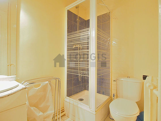 Bathroom equipped with bath towels