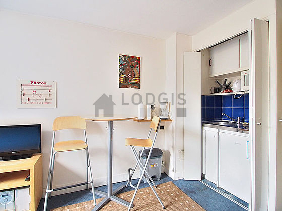 Kitchen of 1m² with the carpeting floor