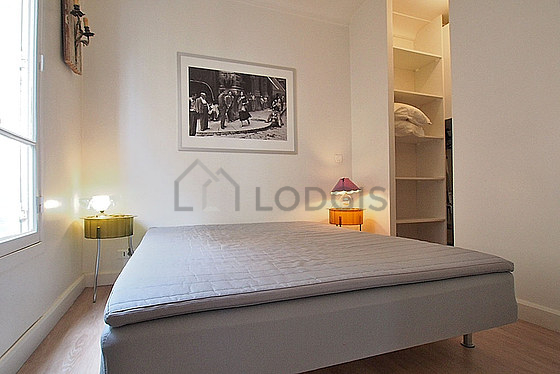 Bedroom of 8m² with wooden floor