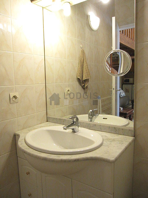 Bathroom equipped with bath towels