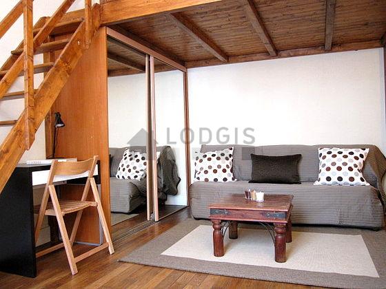 Séjour calme équipé de 1 canapé(s) lit(s) de 90cm, 1 lit(s) mezzanine de 140cm, télé, penderie