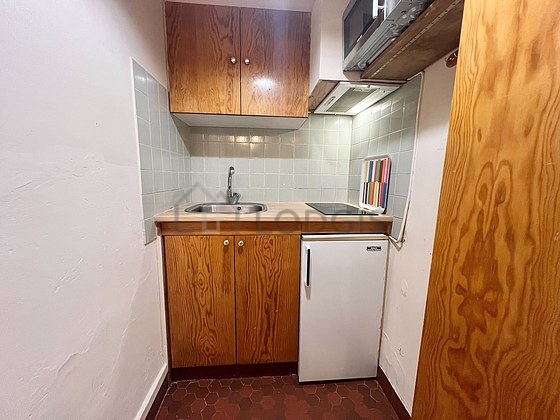 Cuisine équipée de plaques de cuisson, réfrigerateur, vaisselle