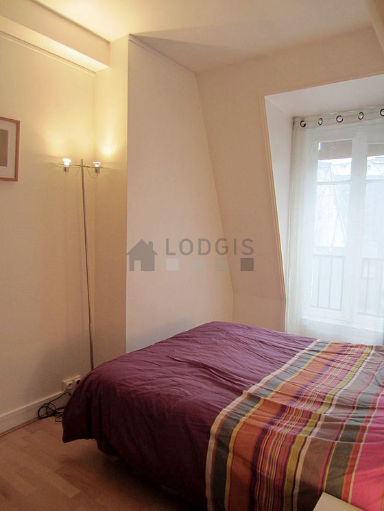 Chambre avec fenêtres