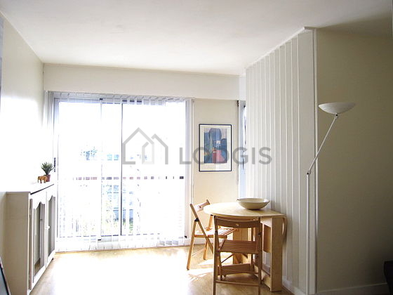 Salon de 11m² avec du parquet au sol