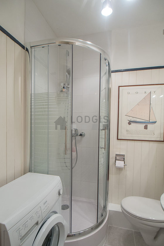 Belle salle de bain claire avec du carrelage au sol