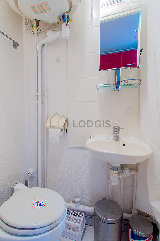 Bathroom equipped with bath towels