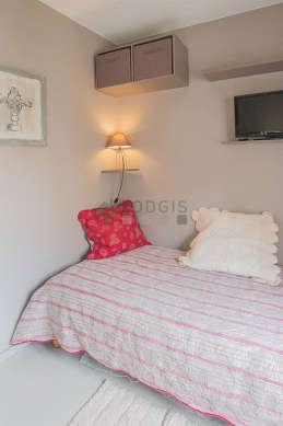 Very quiet living room furnished with 1 bed(s) of 80cm, tv, hi-fi stereo, wardrobe
