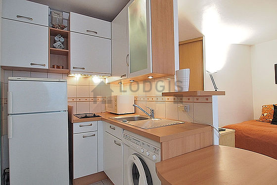 Cuisine dînatoire pour 2 personne(s) équipée de lave linge, réfrigerateur, hotte, vaisselle